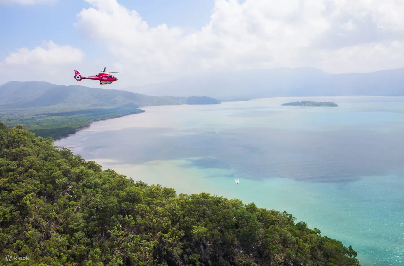红色飞行高空飞行，美景尽收眼底