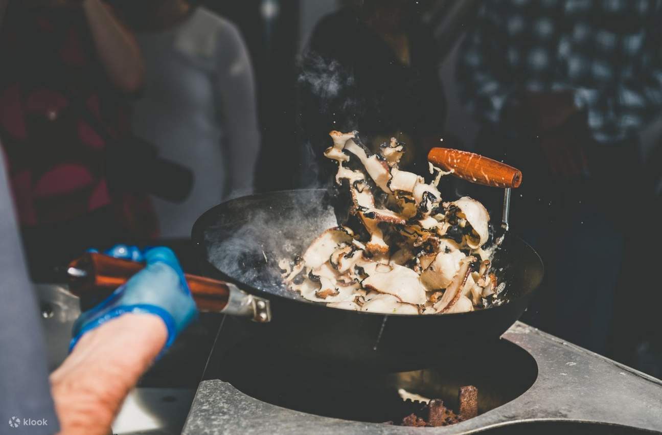 đầu bếp nấu ăn