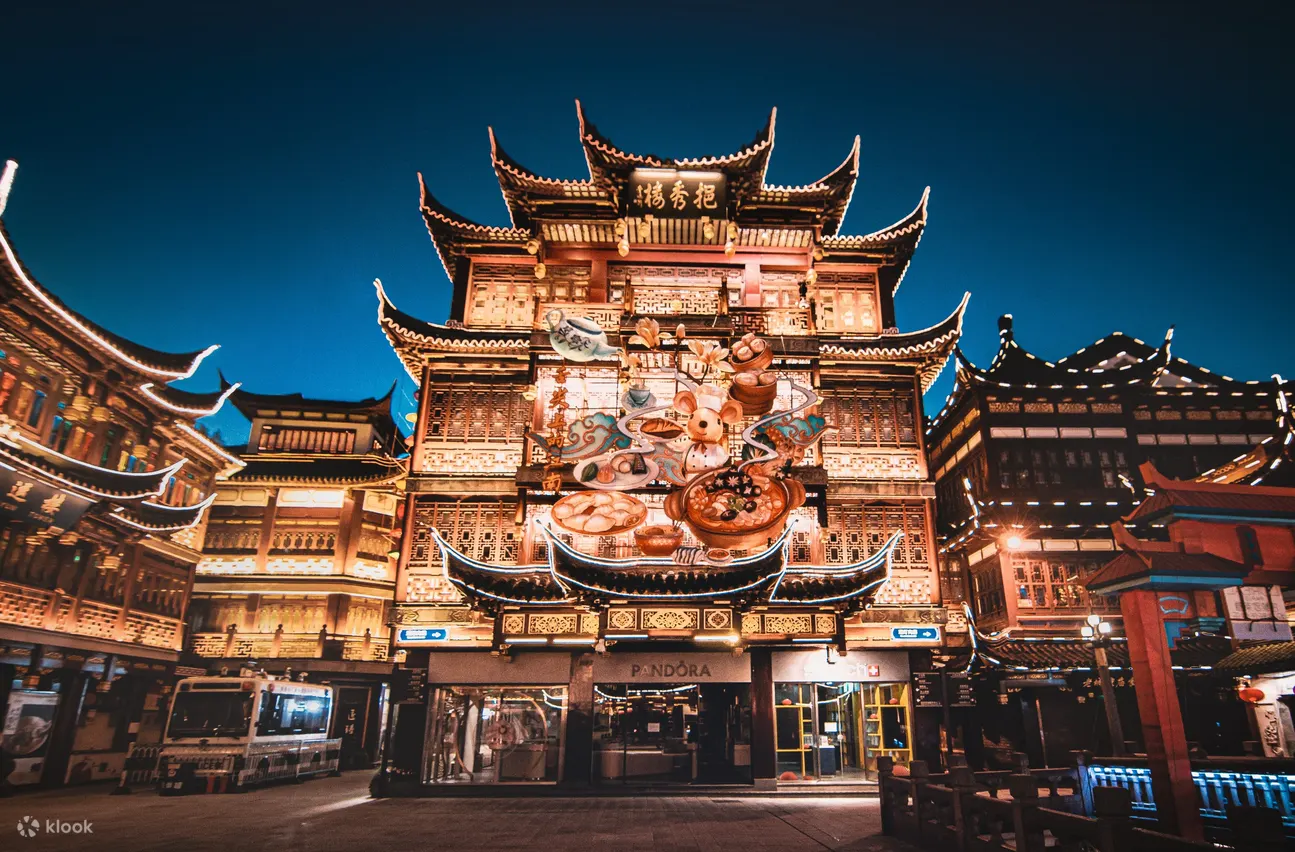 【城隍庙】周边有许多小摊贩售卖传统手工艺品和地方特色小吃，每逢节假日还会举行各种民俗活动，如舞龙舞狮、打鼓唱戏等