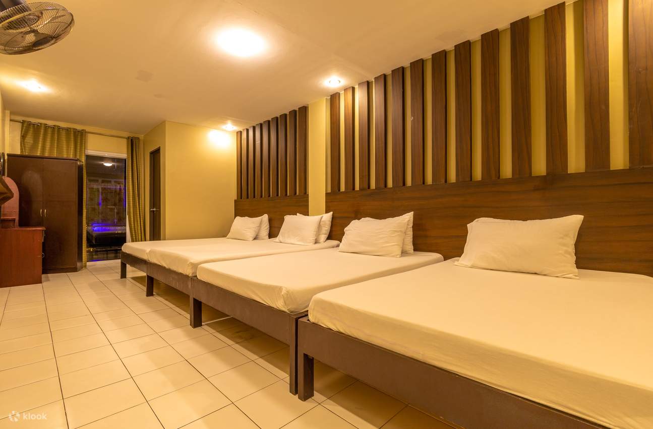 Trois lits dans une pièce bien éclairée