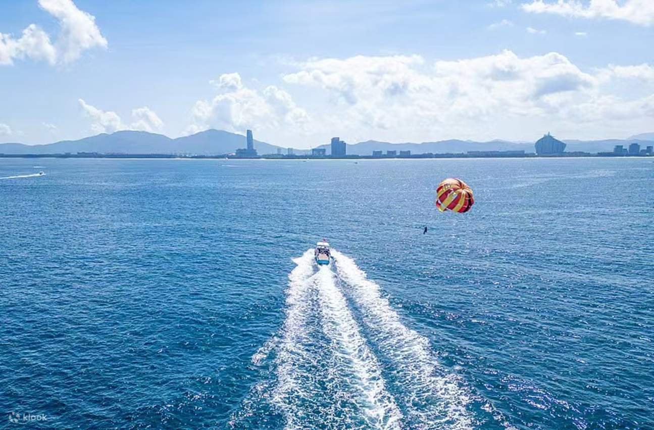 웨이크 서핑 프로그램. 웨이크 보트가 만들어내는 파도 위에서 서핑보드를 타고 활주하며 짜릿함과 함께 아름다운 바다 경치를 만끽할 수 있습니다.