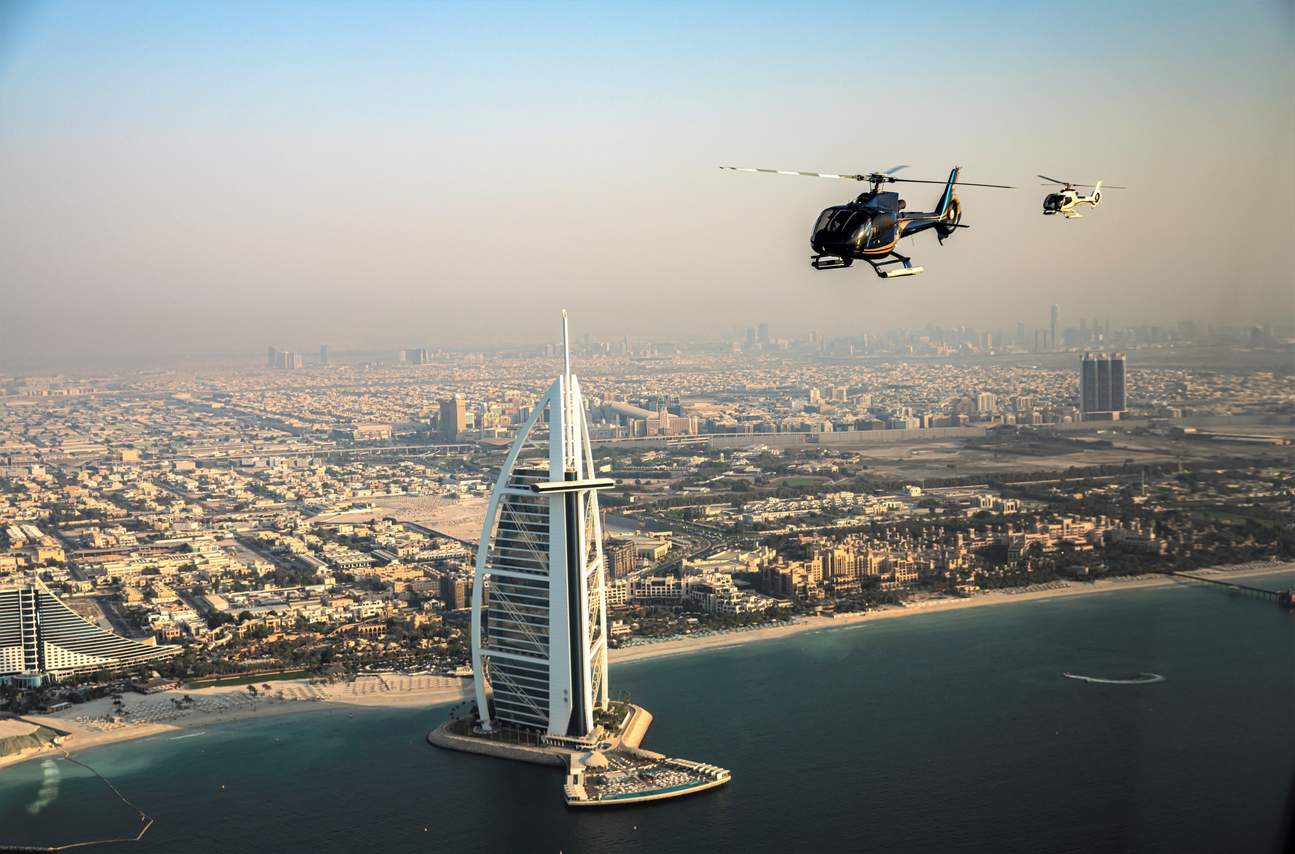 Chụp hình cảnh trên không của Burj Al Arab.