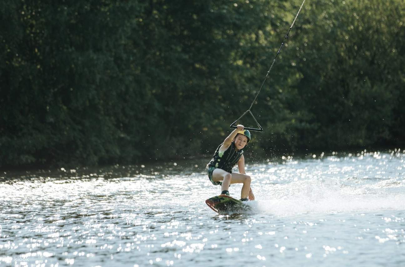 アランボール：ゴアでのウェイクボード体験