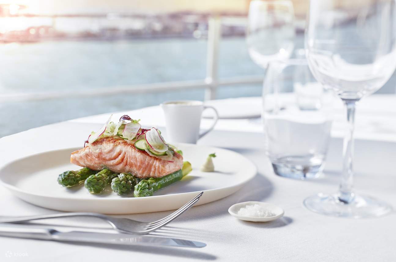 Bateaux Parisiens Mittag- und Abendessenfahrten