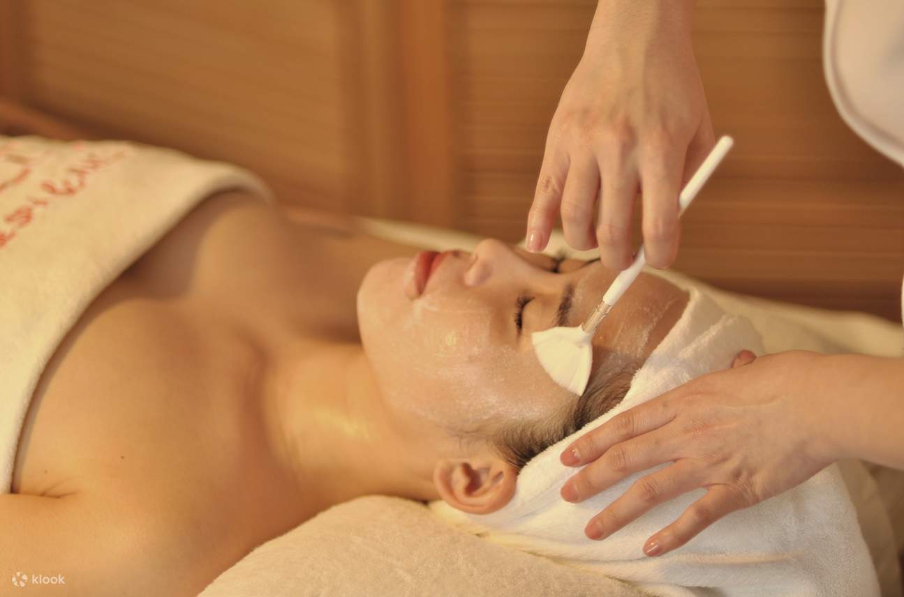 Hydramemory : Parfait pour les peaux agressées par le soleil, notre soin Hydramemory hydrate en profondeur et restaure l'éclat. Combinant des formules riches en hydratation avec une protection, il offre un soulagement instantané et une hydratation à long 