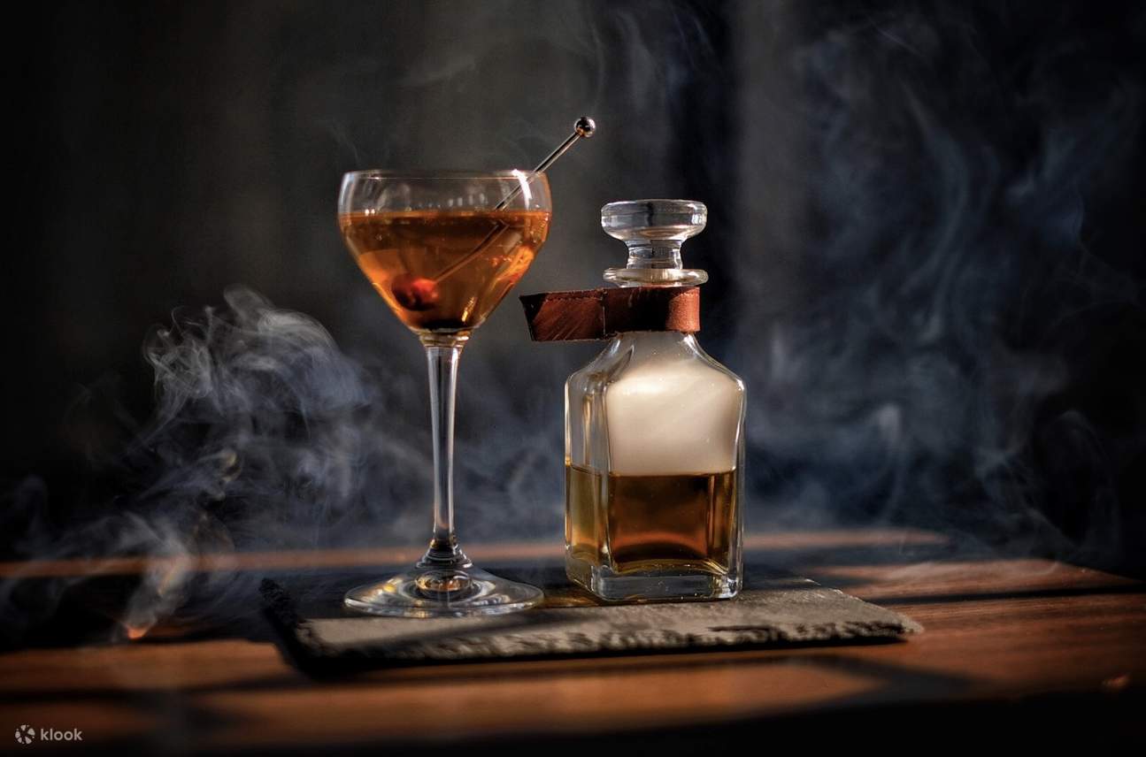 Bar atap CHAR di Hotel Indigo Bangkok