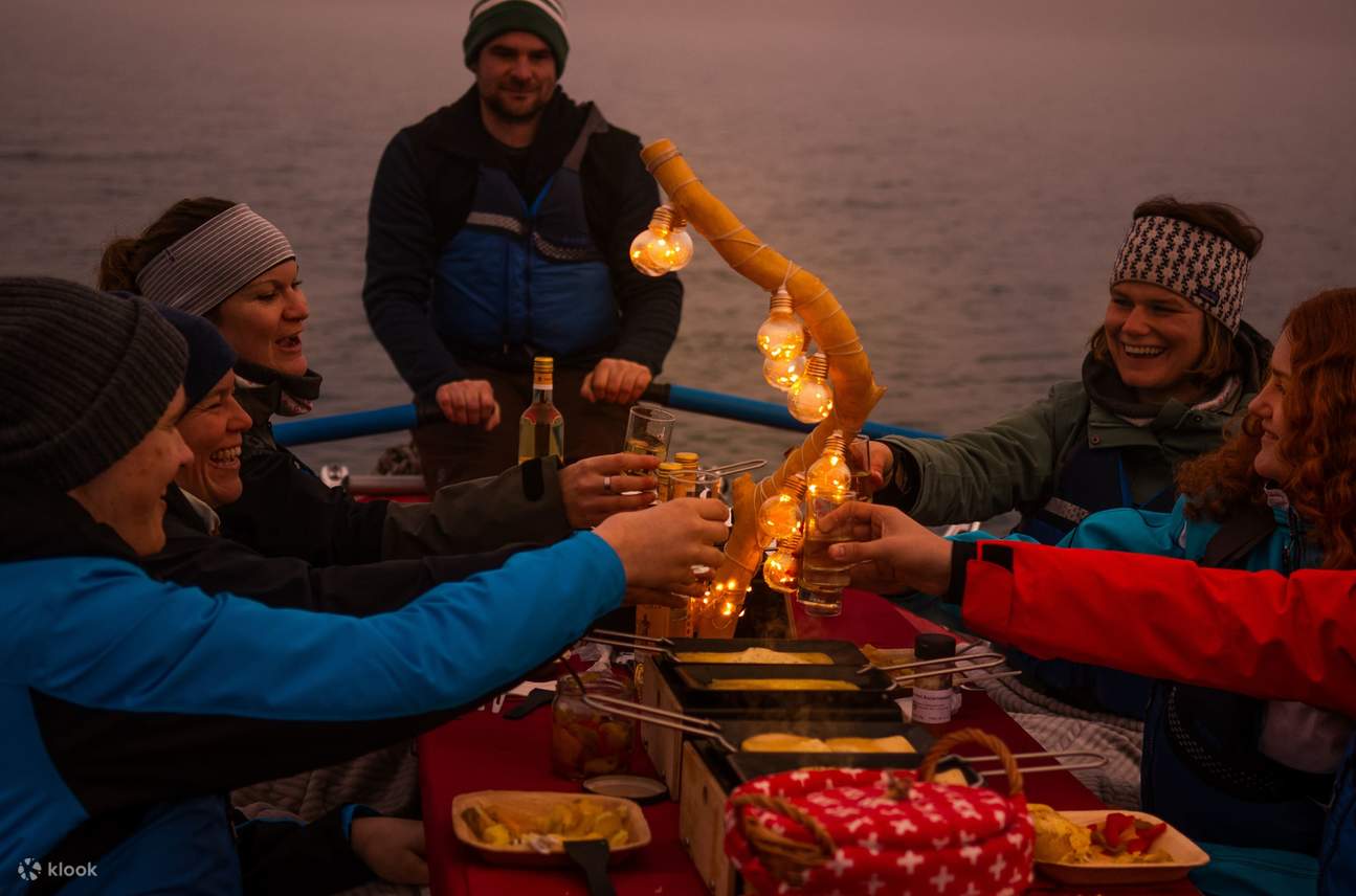 Accogliente cena a base di raclette in rafting sul lago di Brienz da ...