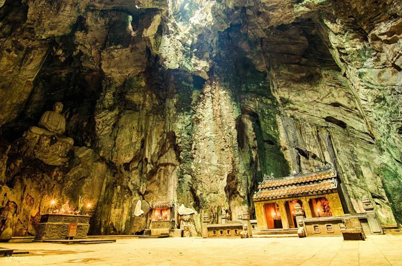 大理石山 (Marble Mountains) 拥有迷人的洞穴、隧道、宝塔和塔楼