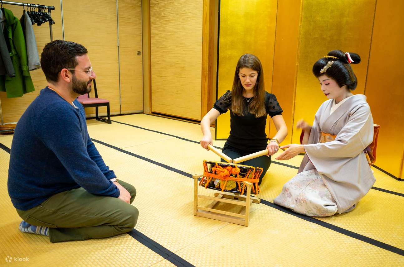 Apprendre un instrument japonais auprès d'une Geisha.