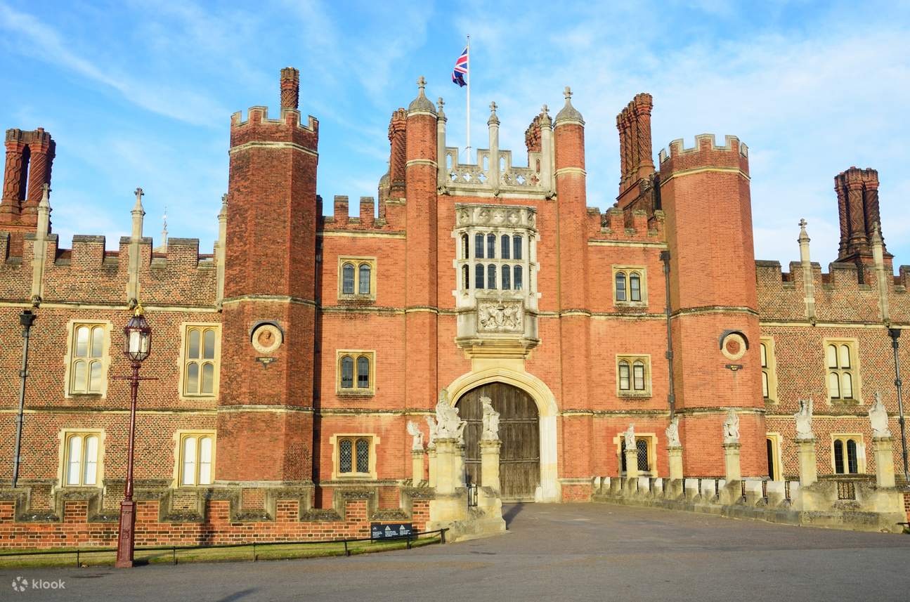 front view of the hampton court palace