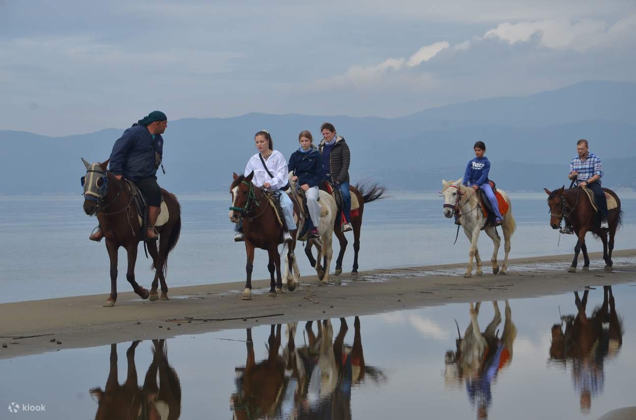 Bersiar-siar santai di sepanjang pasir keemasan pantai Kusadasi.