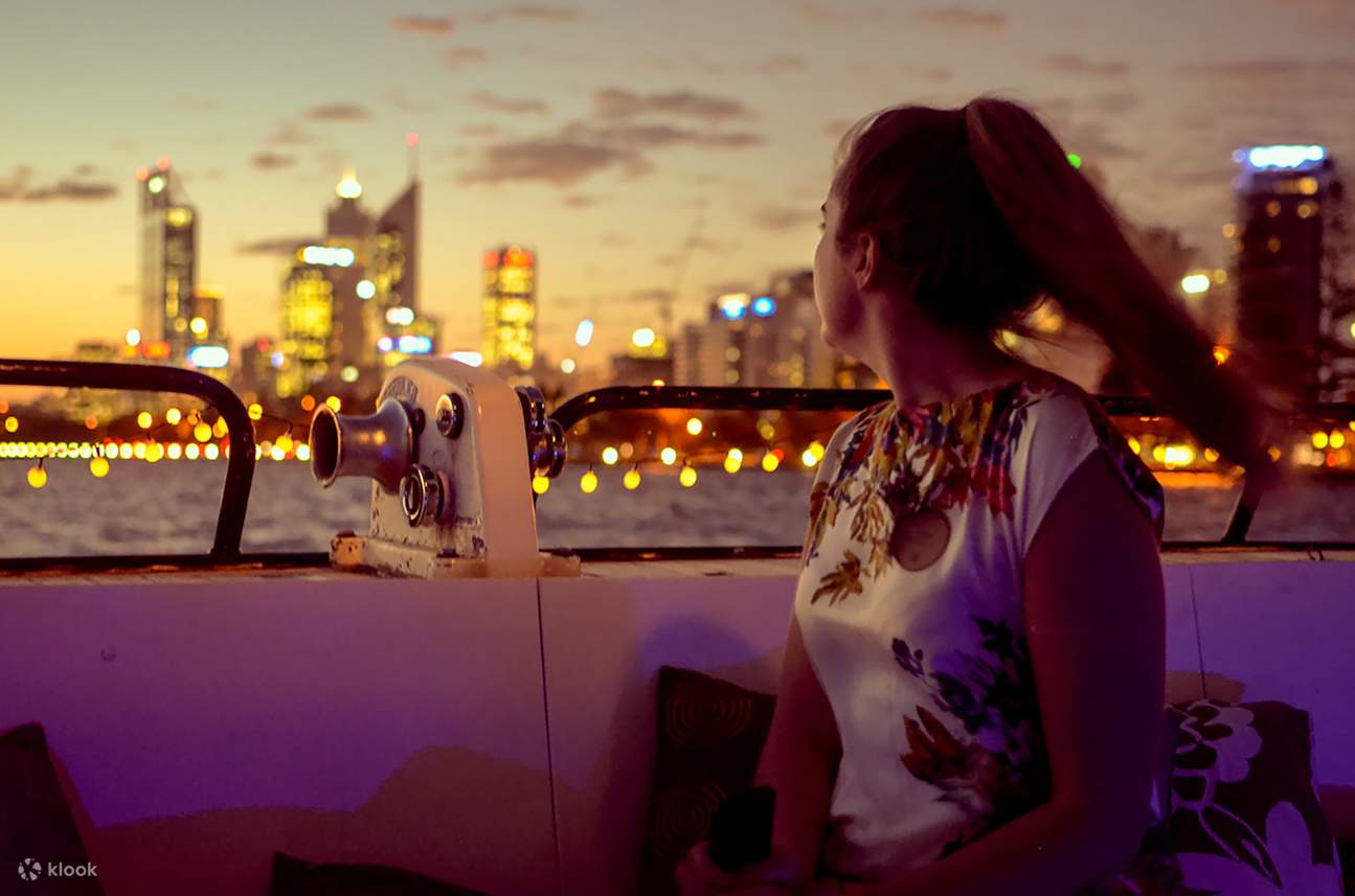 Femme regardant la ville par-dessus son épaule