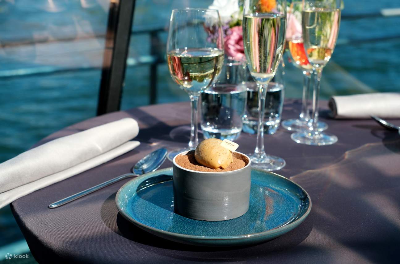 Trải nghiệm Du thuyền ăn trưa và ăn tối trên sông Seine của Bateaux Parisiens