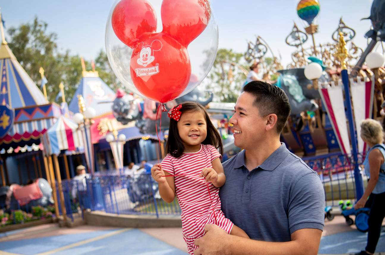 加州迪士尼乐园内的父女和迪士尼红色气球