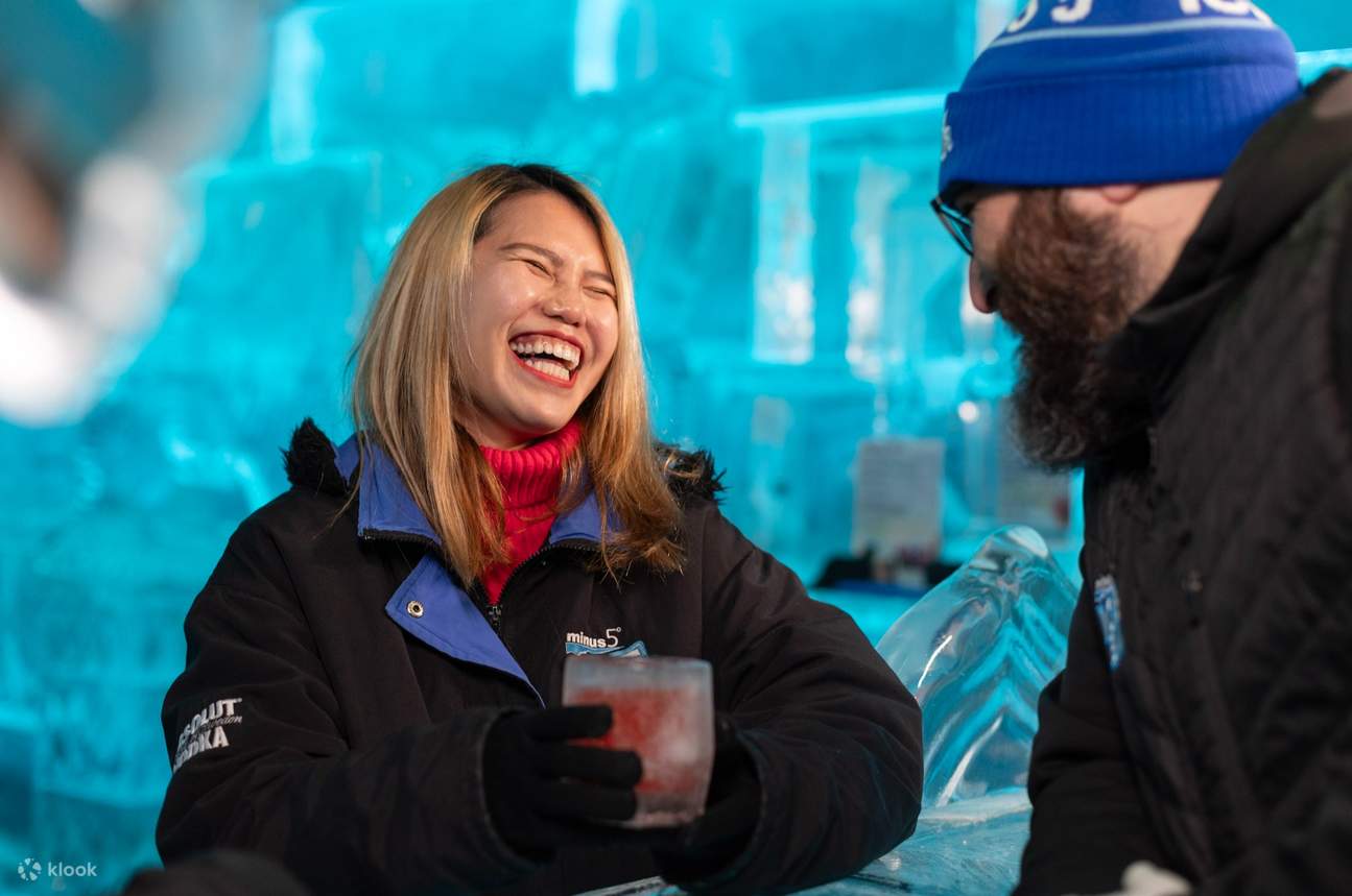 Habla alegremente con amigos