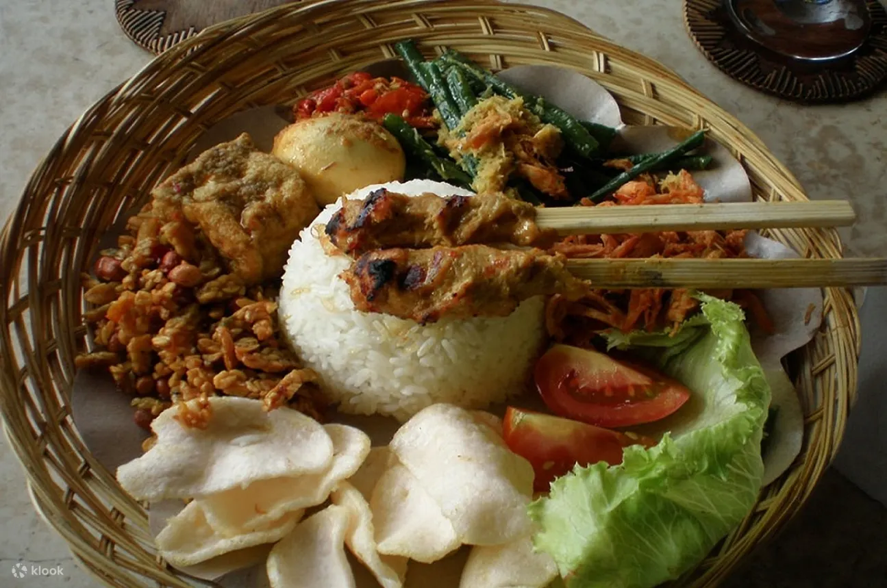 一个盘子里的各种巴厘岛食物