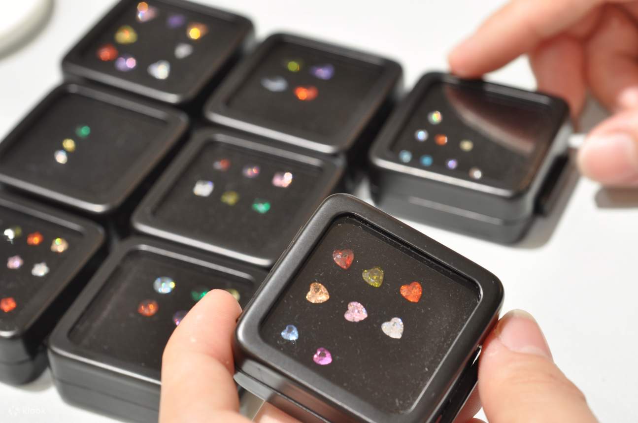 Nhiều loại đá quý với hình dáng và màu sắc khác nhau để lựa chọn