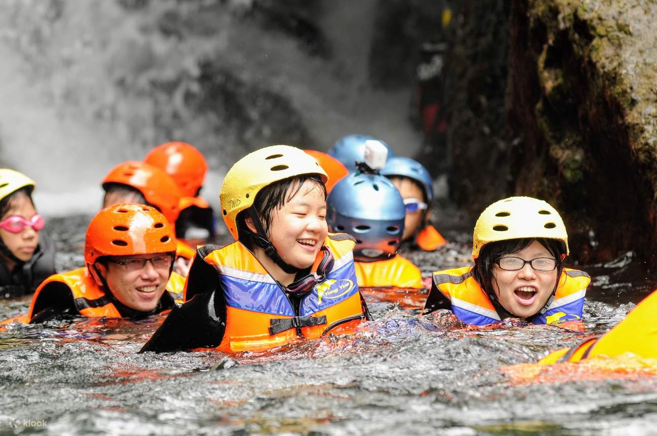 Abseiling dan Mendaki Aliran Air di Air Terjun Kembar Zhongkeng River