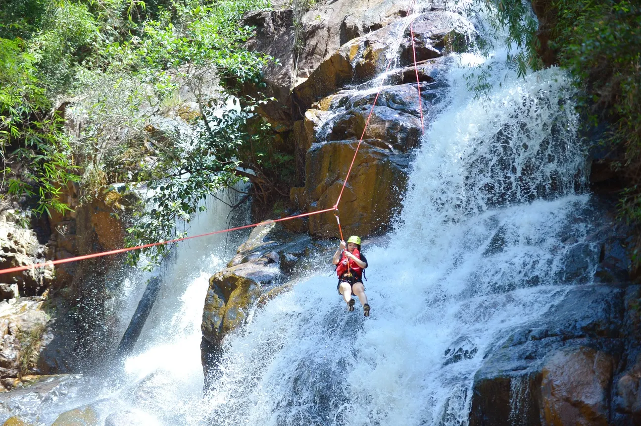 達坦拉瀑布溪降體驗(Canyoneering)