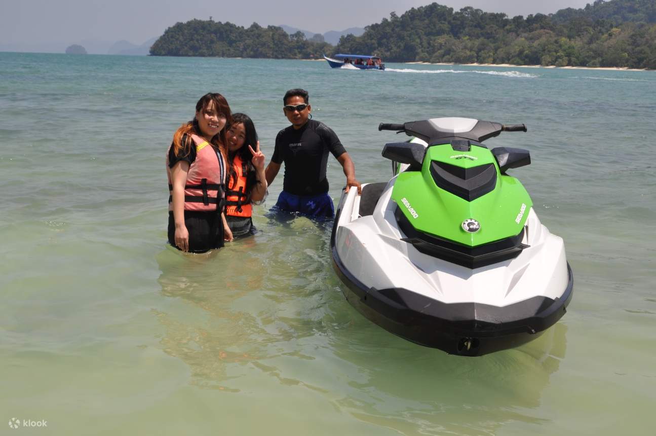 2 wanita dan pengajar di tepi jet ski