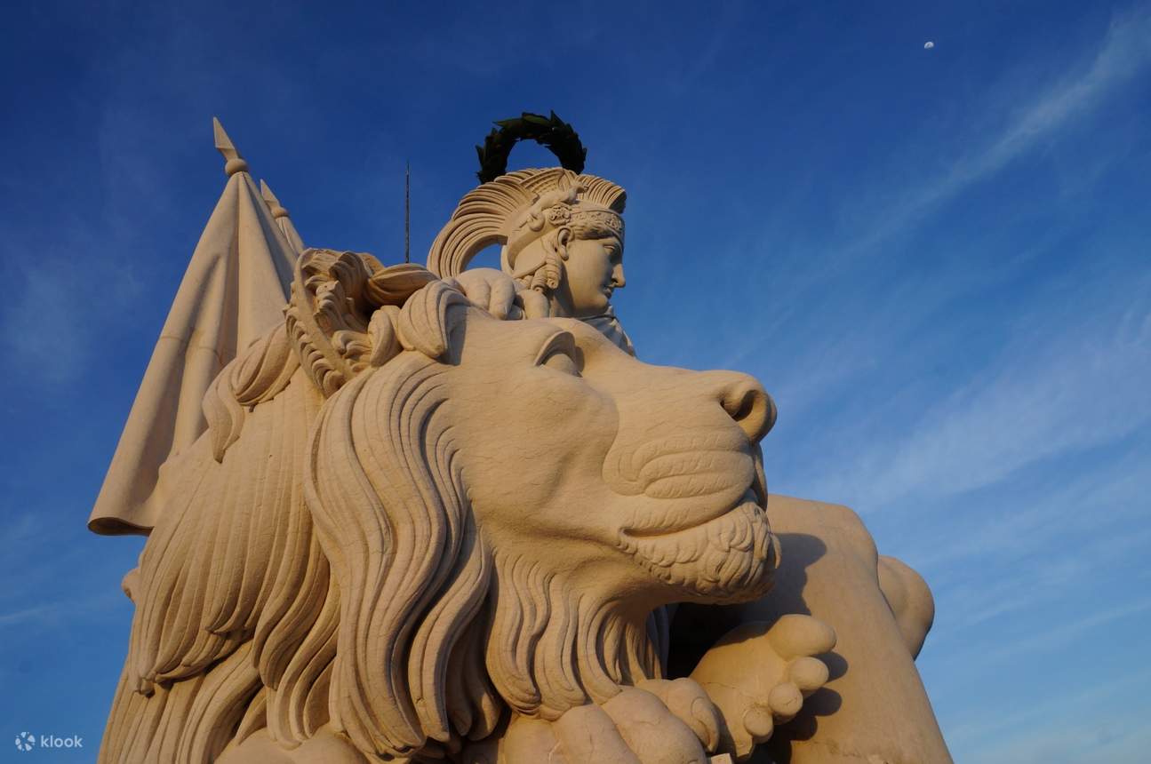 奧古斯塔街凱旋門頂部的雕塑