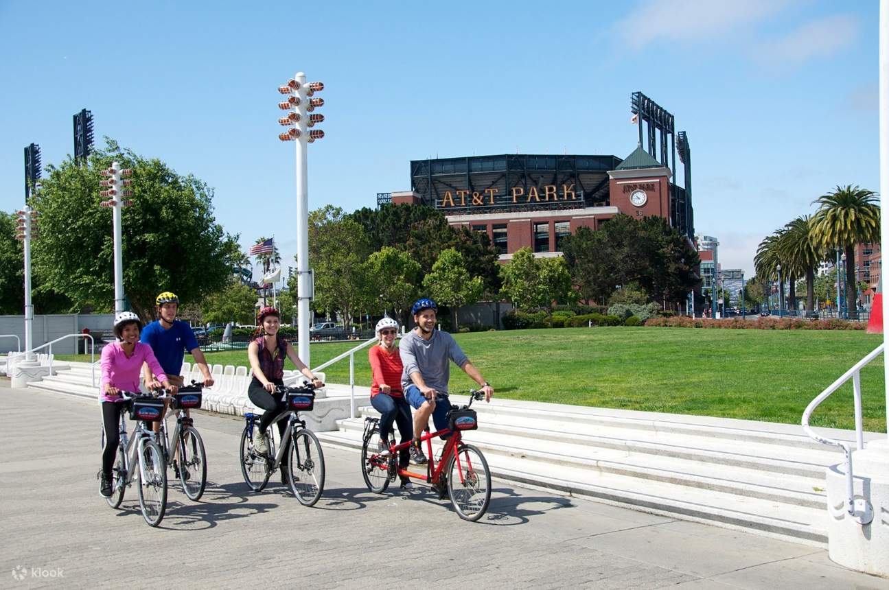 Due persone in bicicletta sulla 17 Mile Drive a Monterey