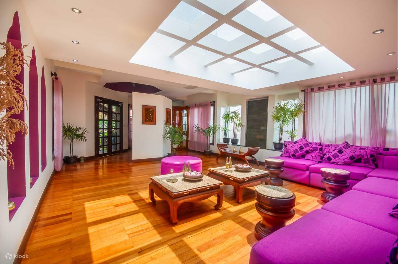 Spa-Lobby mit bunten Stühlen und Oberlichtdecke