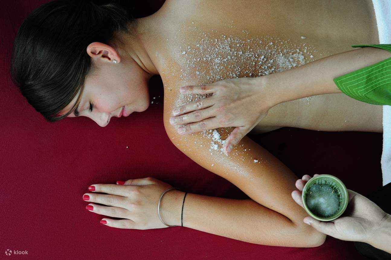 Cô gái thư giãn tại spa ở Absolute Sanctuary Koh Samui