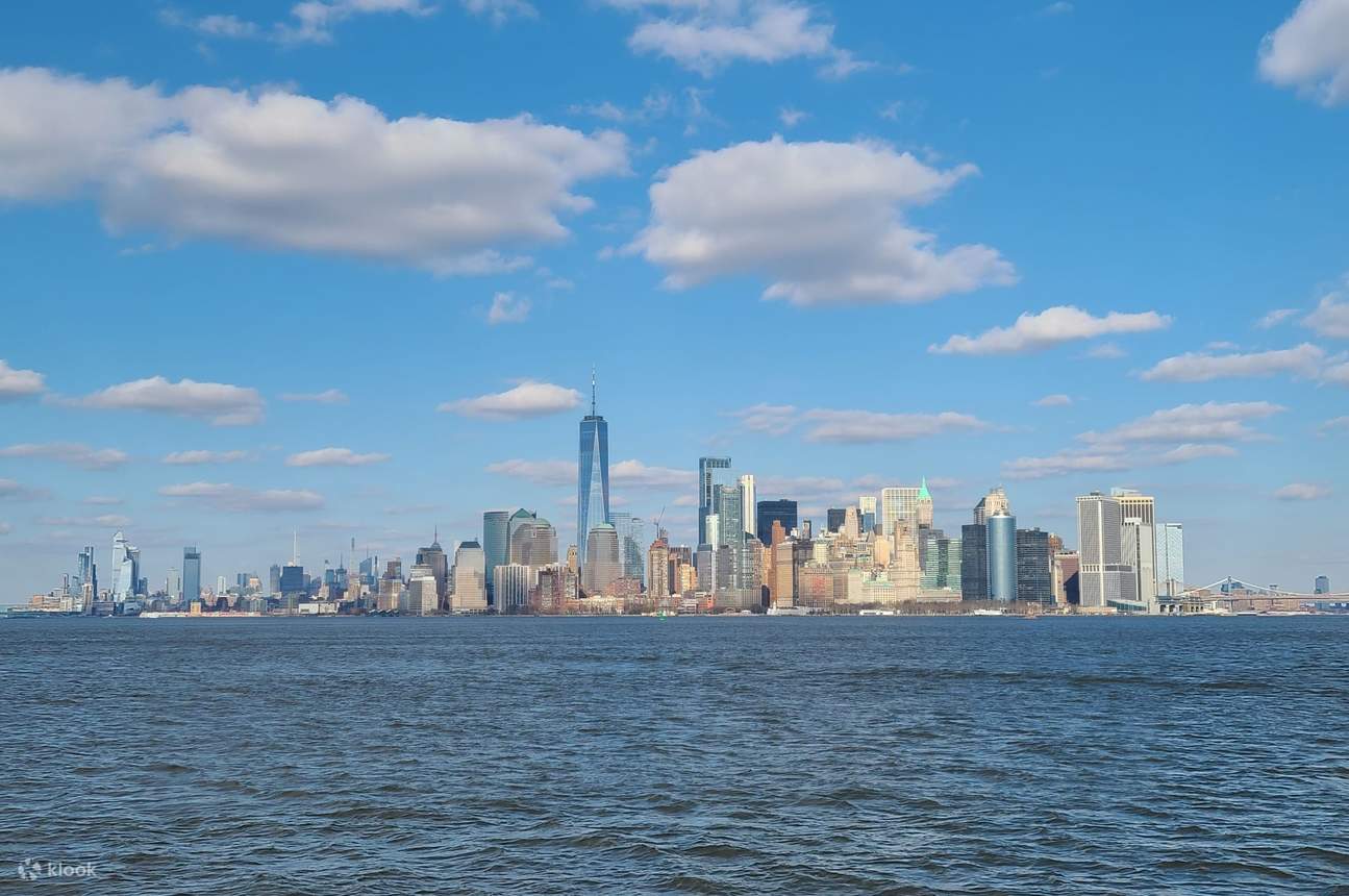 フリーダムタワーがそびえ立つマンハッタン (Manhattan) の壮大なスカイラインをご堪能ください