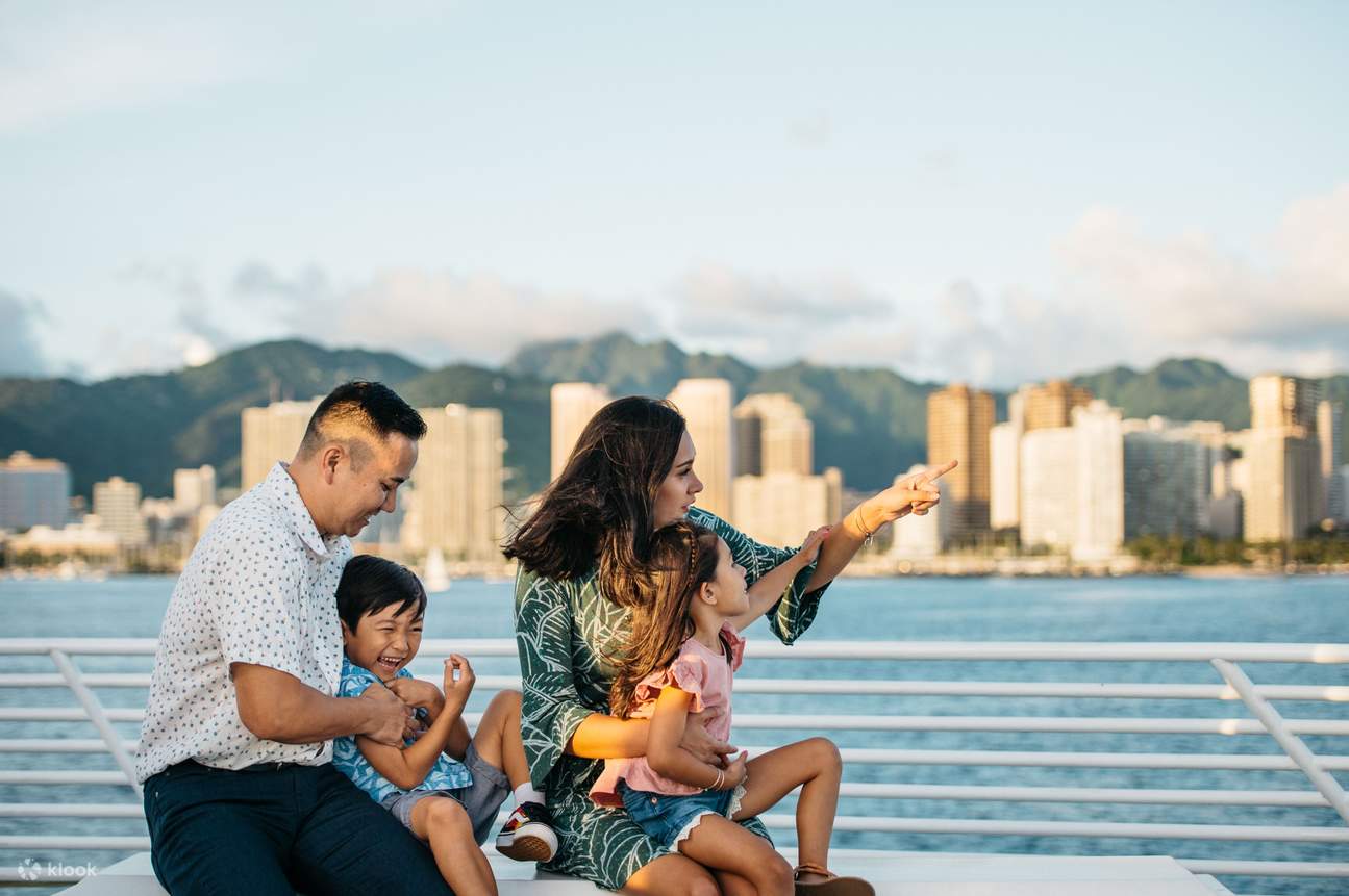 Круиз на закате, Вайкики — семья наблюдает за закатом