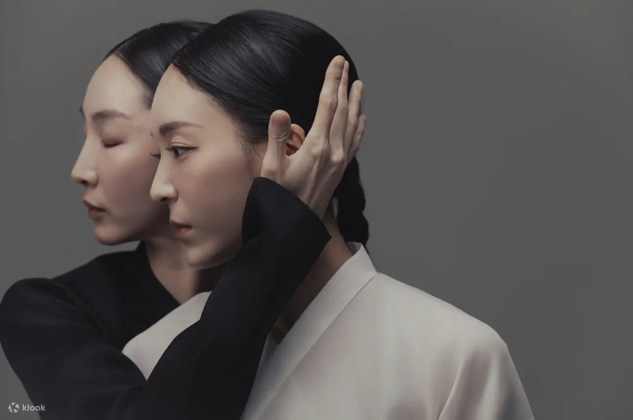 韩国民间故事《沈清》源自于盘索里传统，讲述了孝顺的女儿沈清为了让失明的父亲沈奉萨（盲人沈）重见光明而投身印度水海的故事。