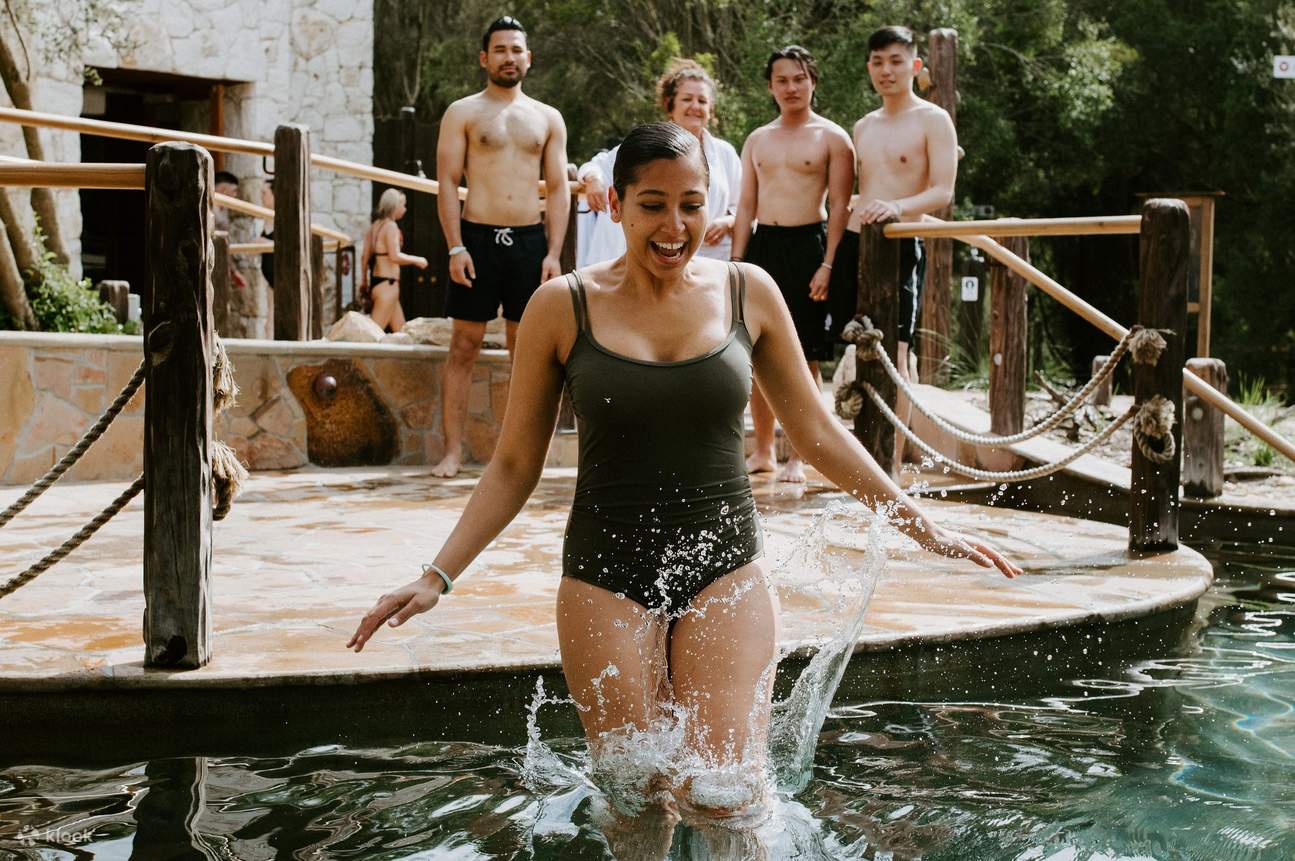 沉浸在半岛温泉富含矿物质的泉水中，享受极致放松的疗愈呵护
