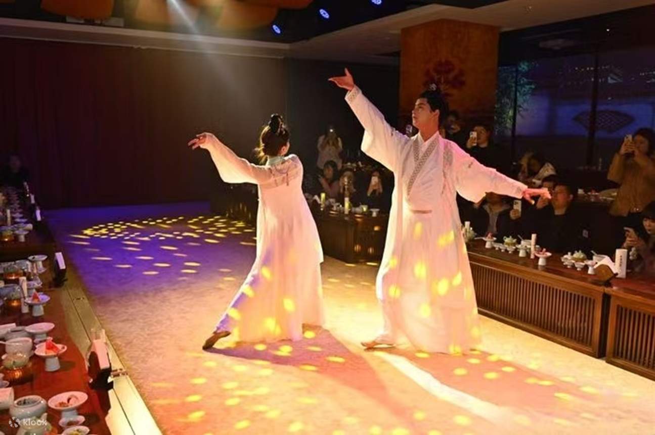 Performers passionately interpret the wonderful stories of famous Tang Dynasty ministers, Li Bai, and other historical figures through various art forms such as dance, poetry, and music, showcasing the cultural charm of the Tang Dynasty.