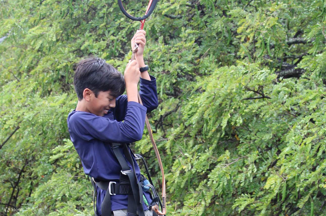 Мальчик идет по деревянным доскам