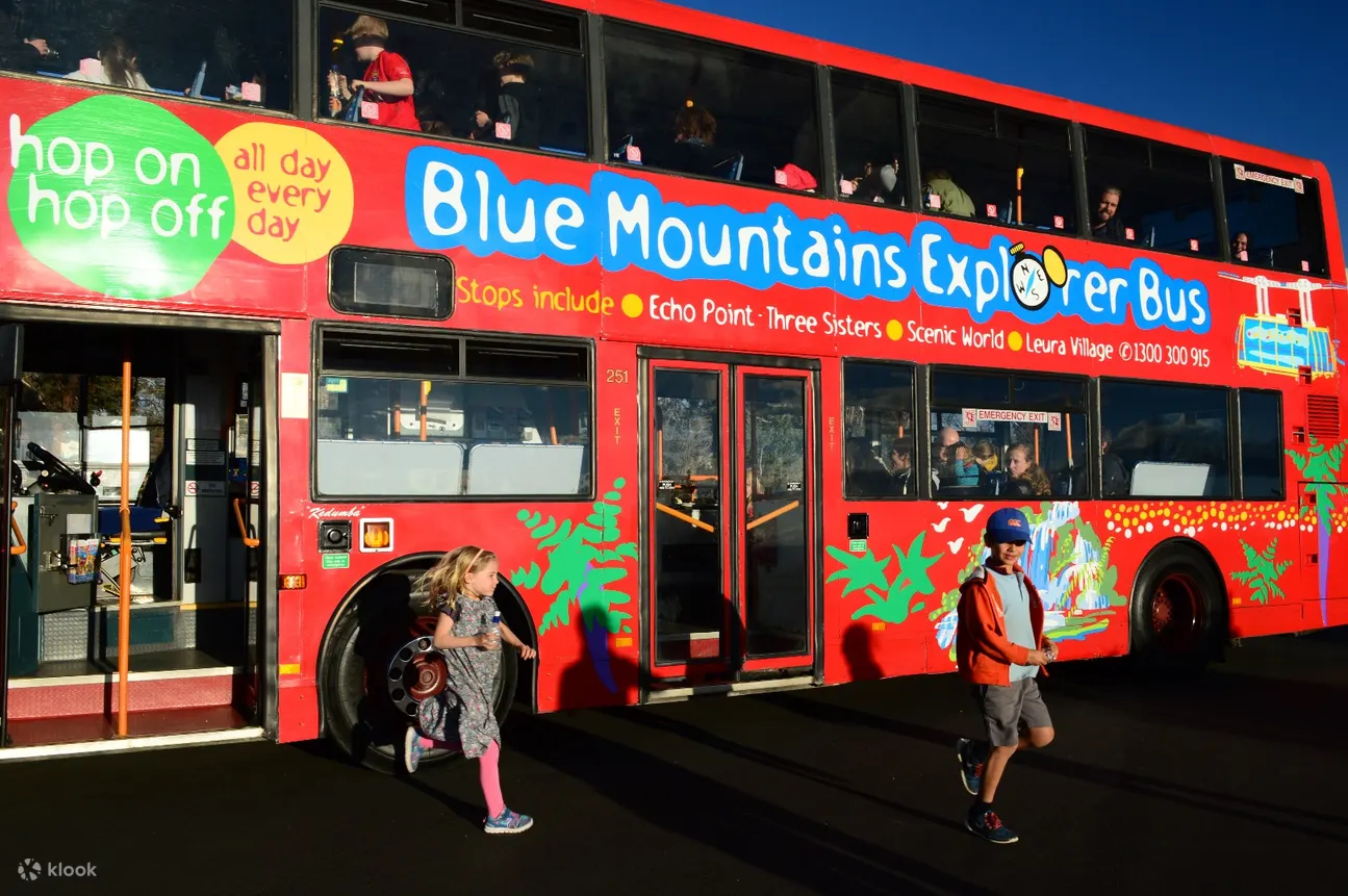tour group in blue mountain explore bus
