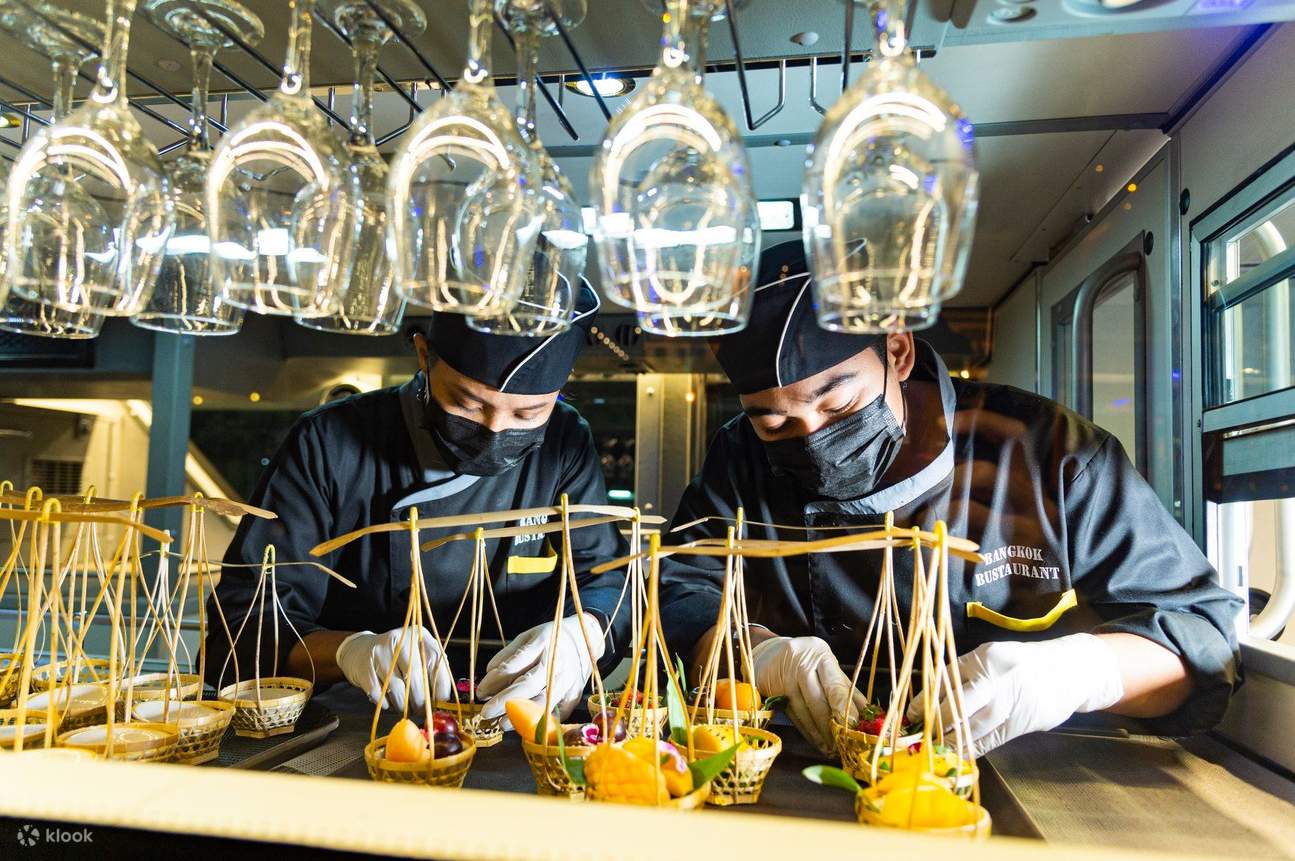 제공할 준비가 된 음식 요리하기