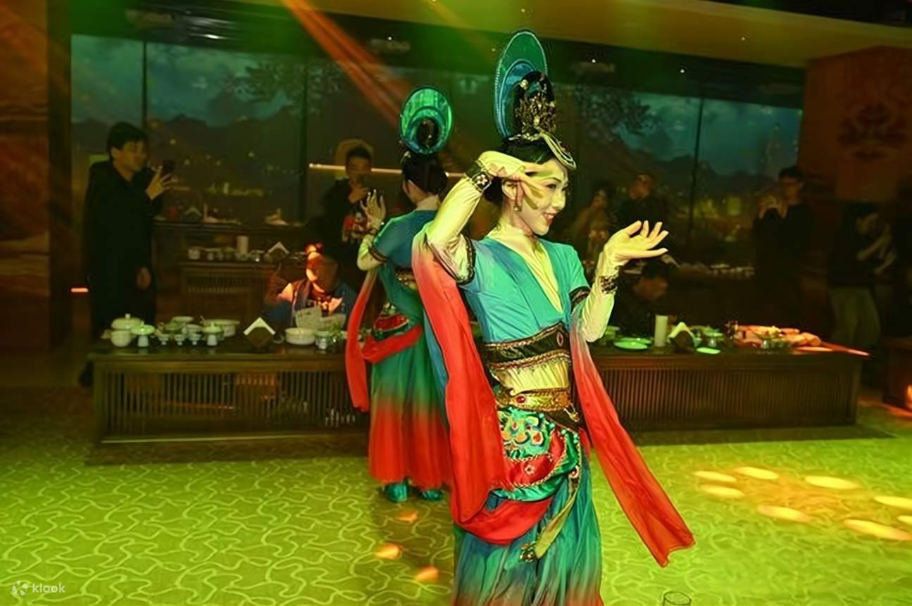 The palace maids' attire mainly consisted of ruqun (a type of traditional Chinese dress), with soft colors such as light pink, light green, and sky blue. The skirts were embroidered with classic Tang dynasty patterns such as twining branches and precious 