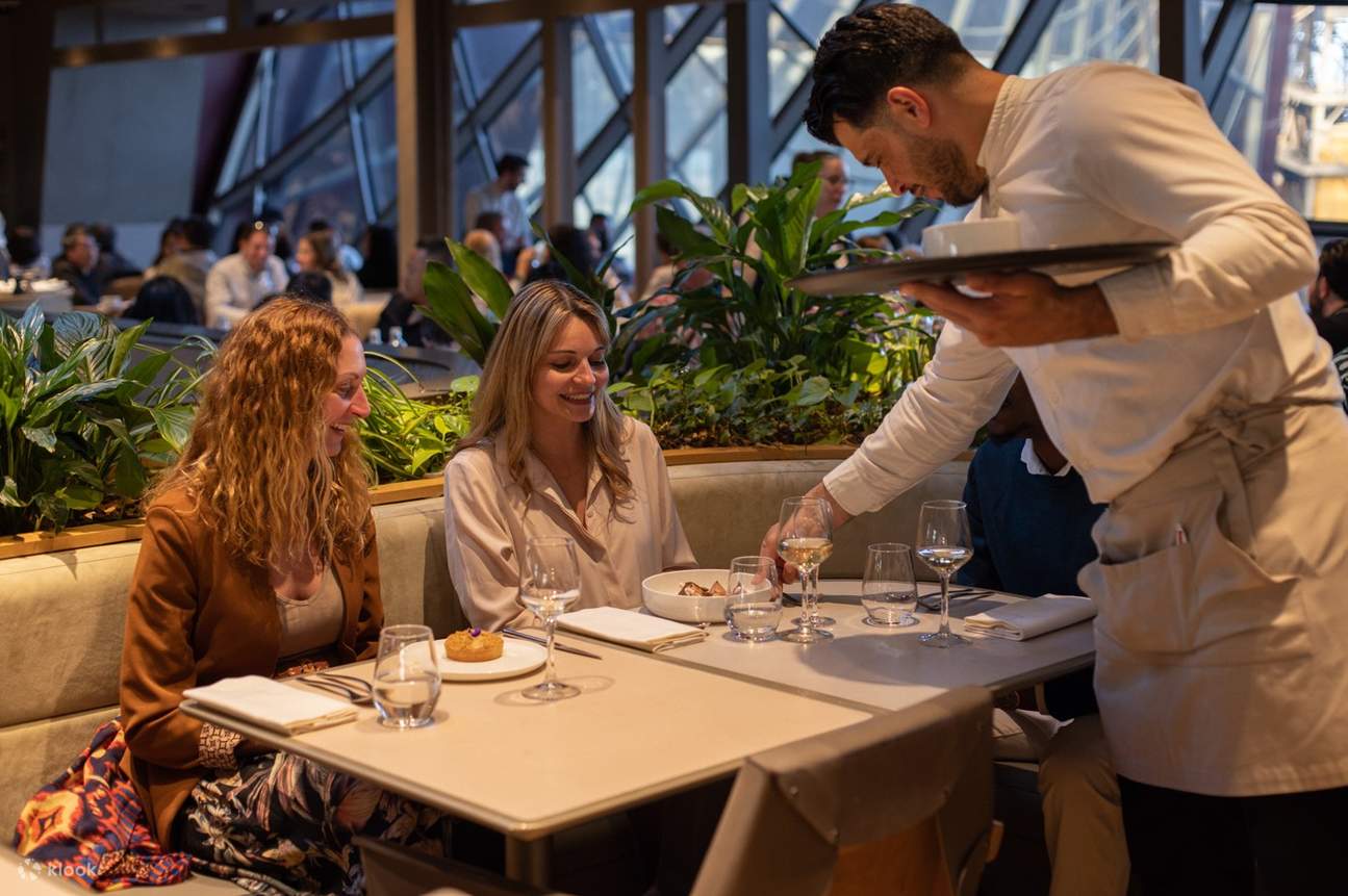 Abendessen im Madame Brasserie des Eiffelturms mit bevorzugtem Zugang