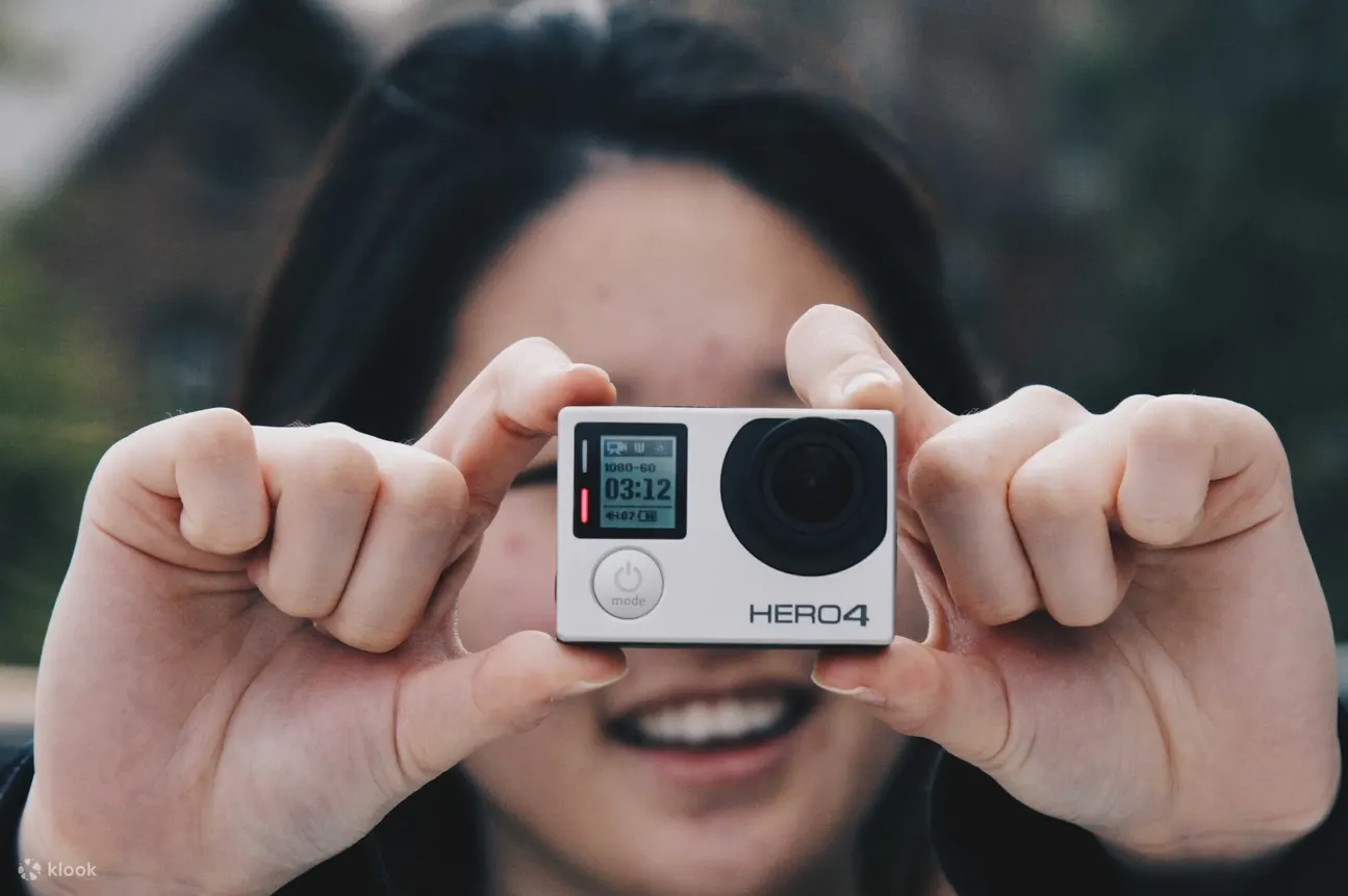 拿着 gopro 的女人