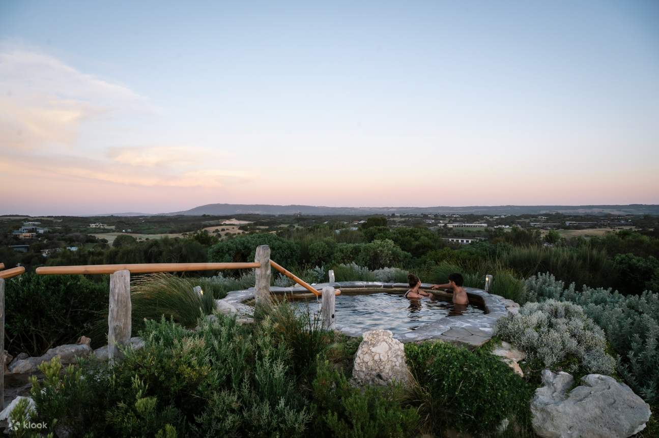 Piscine au sommet de la colline au coucher du soleil