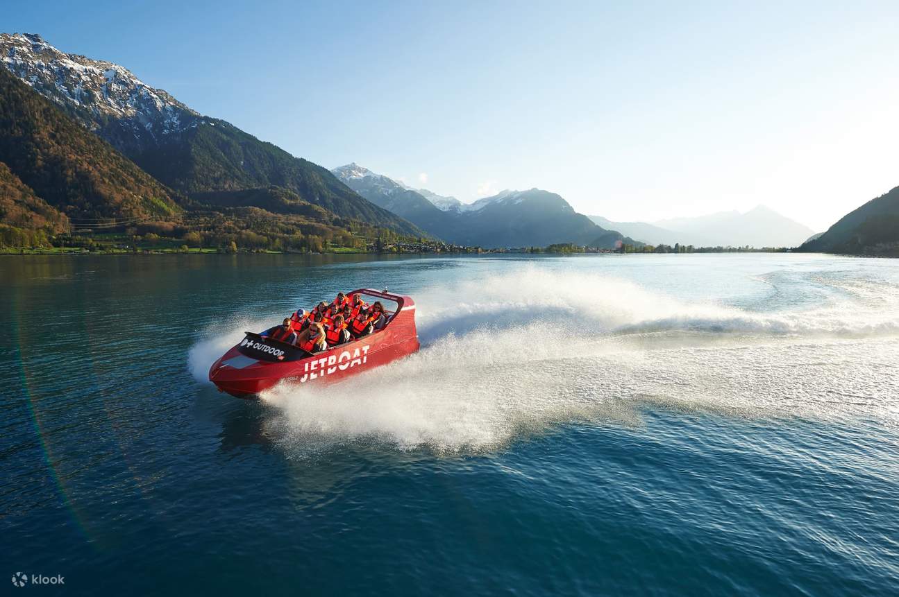 un groupe de participants sur un bateau