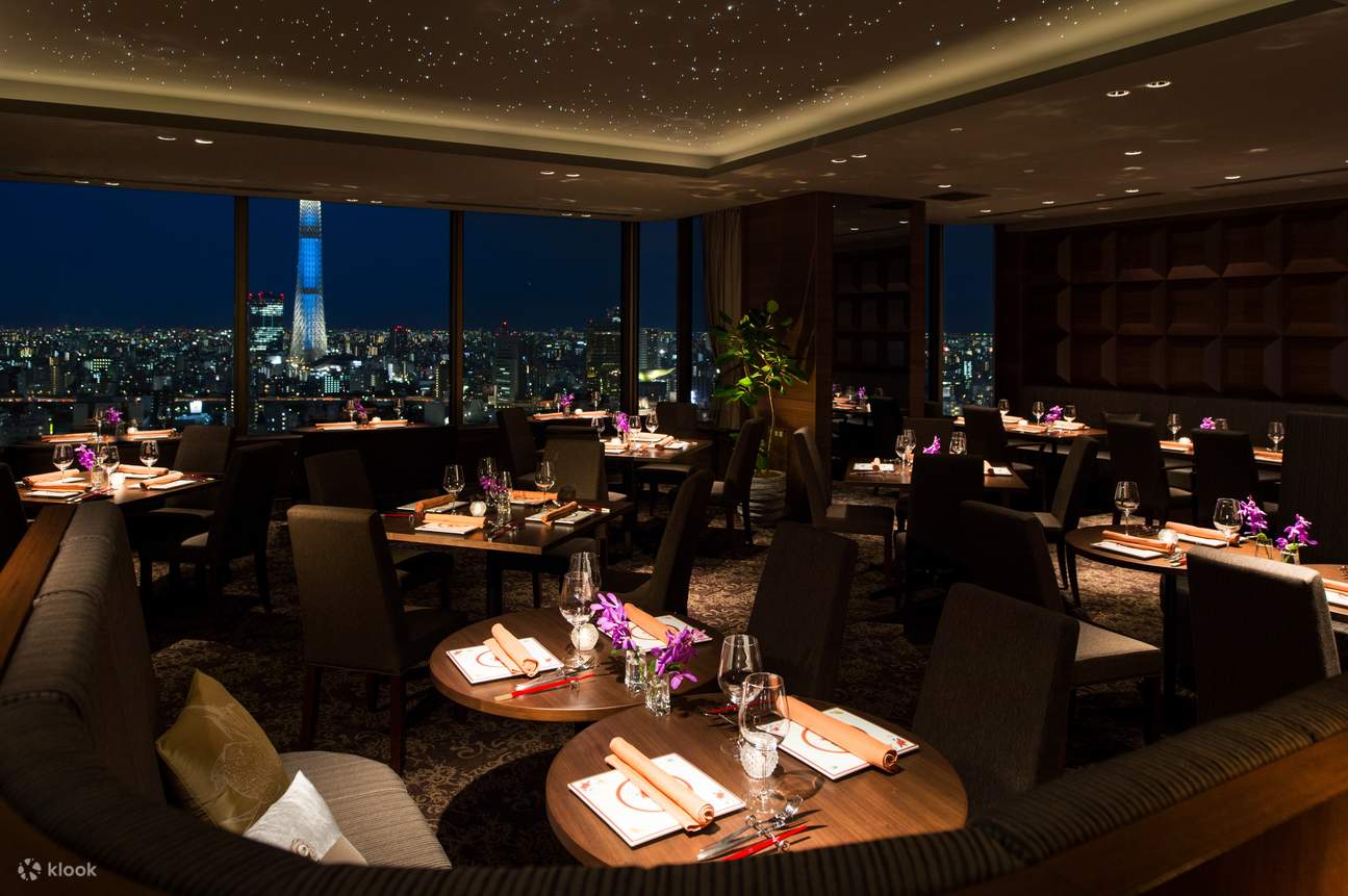 Vista interior del restaurante - vista nocturna