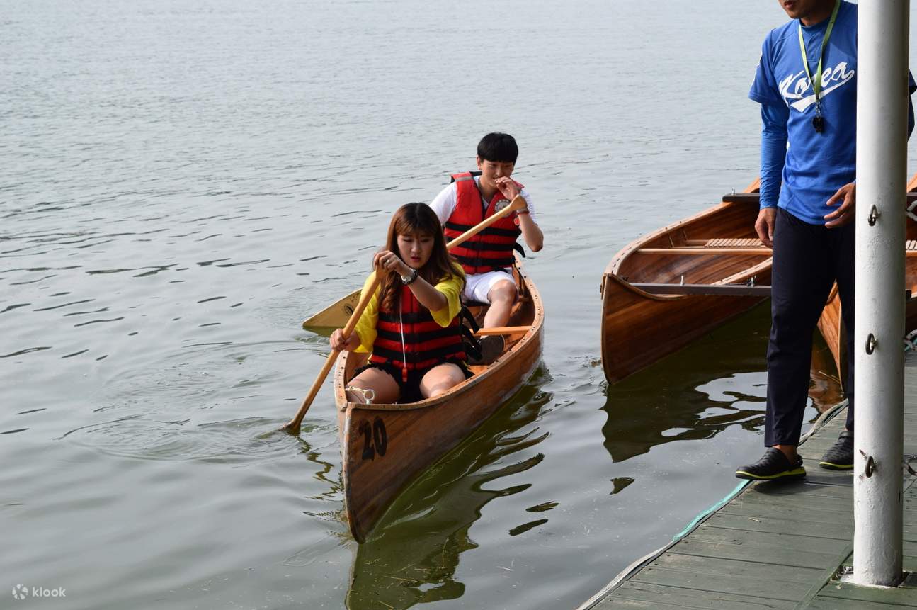 Zeigen Sie Ihre Reservierung mit der Buchungsnummer vor (E-Mail wird nicht akzeptiert).
Buchungen können nicht manuell von Mitarbeitern bearbeitet werden (nur über das automatische System).
Verspätete Ankünfte (auch nur 1 Minute) können nicht an Bord gehe