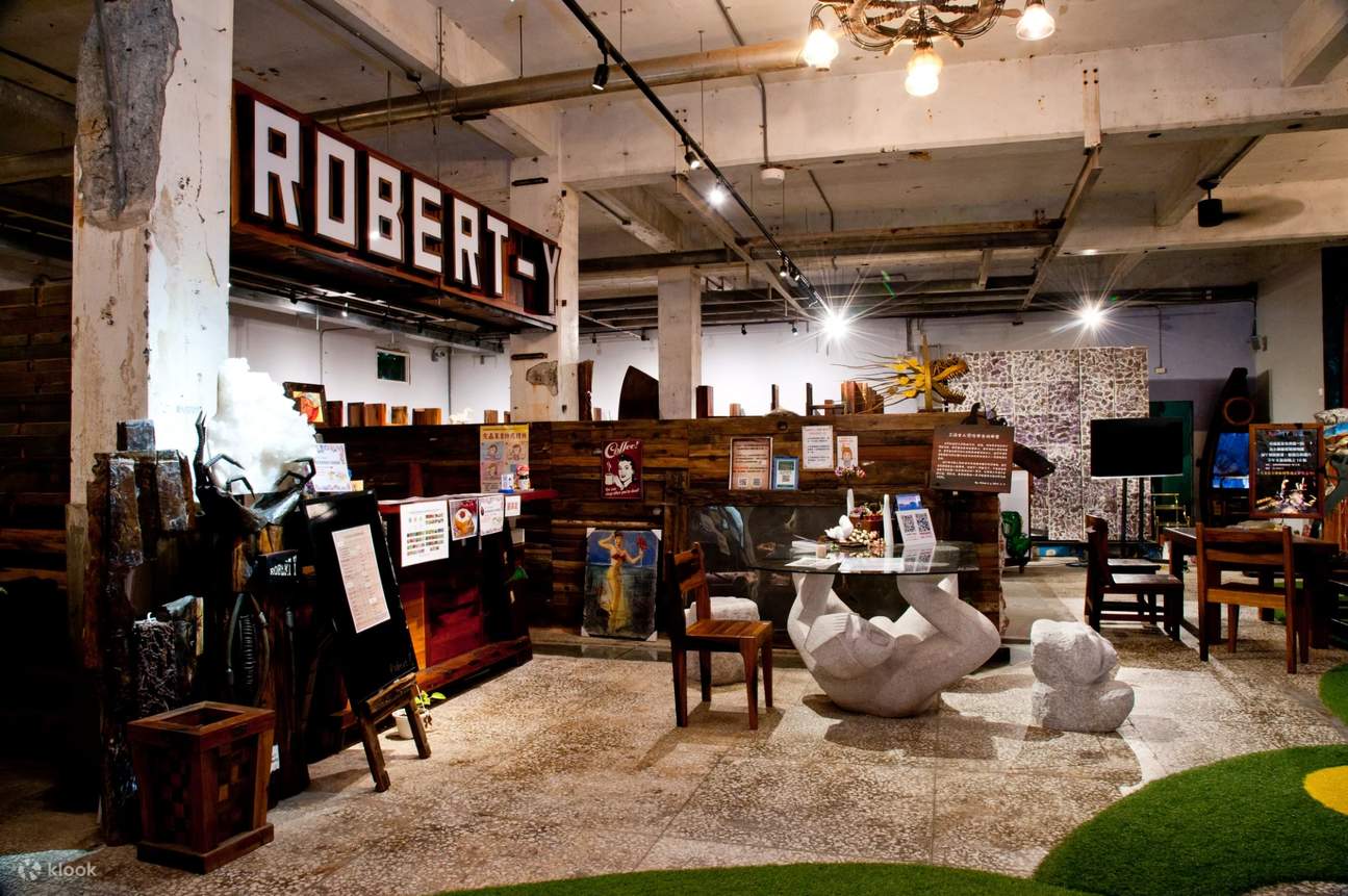 Tiket Masuk Robert Y Kota Seni Impian Gila - Runtuhan