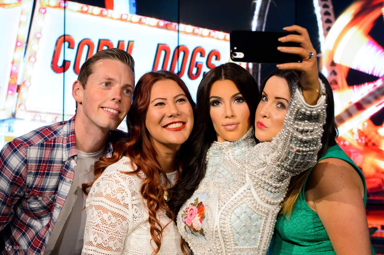 gente dentro de Madame Tussauds Londres 