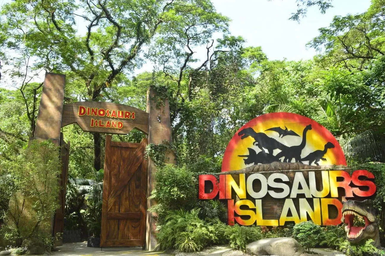 dinosaurs island entrance