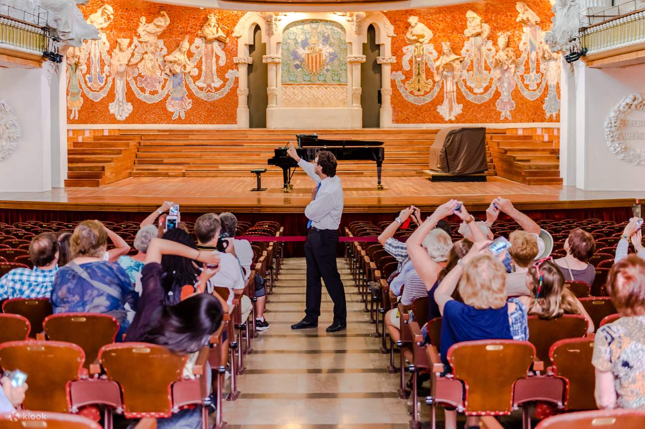 турист фотографирует