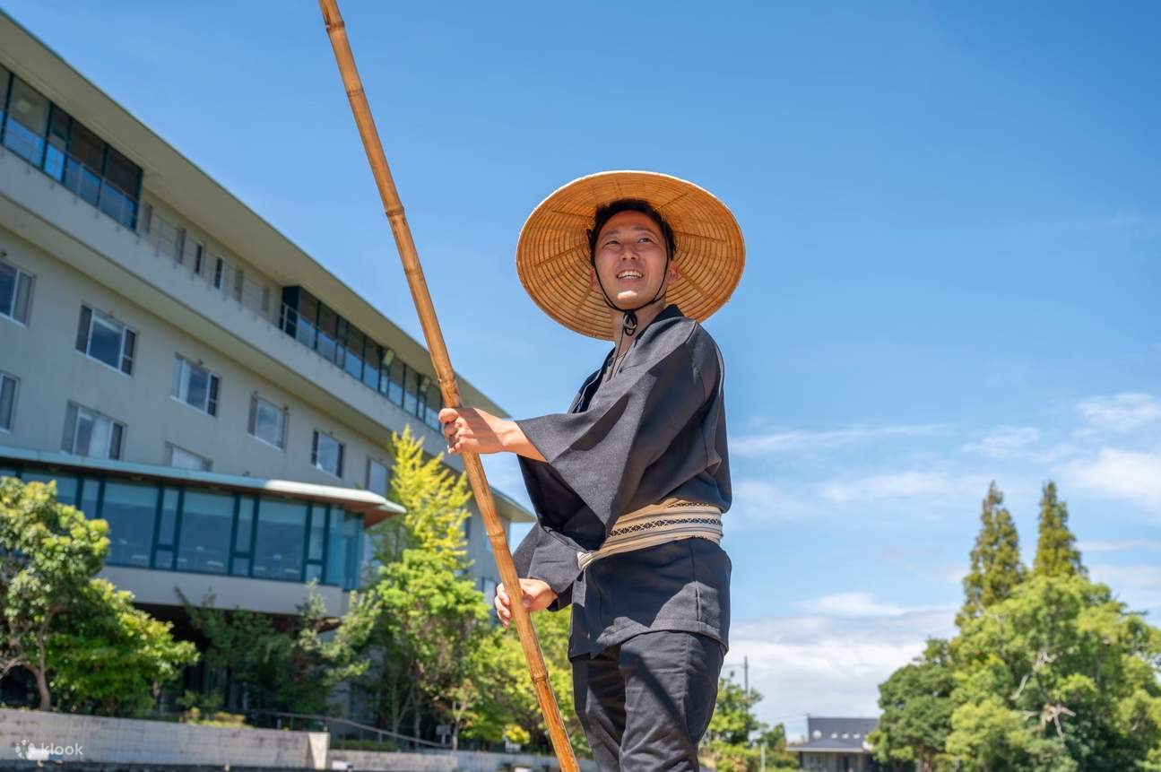 由笑容可掬的船夫為您導覽。