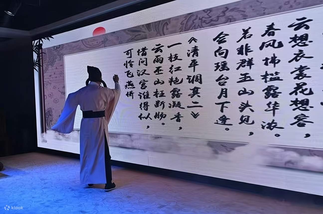 演员化身的李白会走下舞台，随机邀请游客对答唐诗，诗句难度分为基础、进阶、挑战三个等级，适配不同年龄段与文化水平的游客，答对者可获得唐式书签、古风香囊等精美礼品