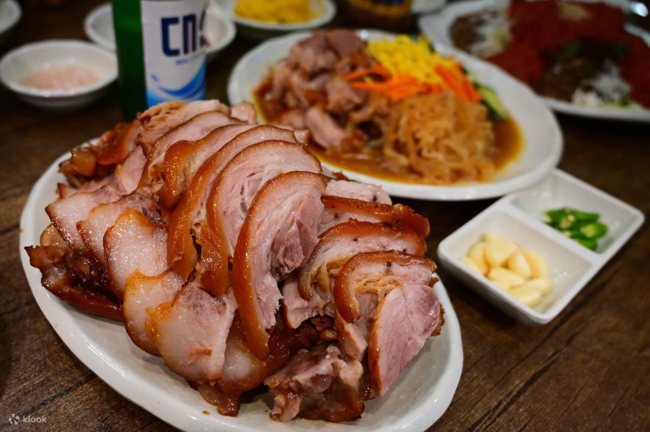 豚足（チョッパル）は、醤油ベースの甘辛い煮込み料理で、韓国で人気の高い一品です。ニンニクソースや辛い大根キムチと一緒に食べるのがおすすめです。ソウルの新堂洞（シンダンドン）にある豚足通り、済州（チェジュ）島の隠れた名店、大邱（テグ）や仁川（インチョン）の地元のお店で味わってみてください。